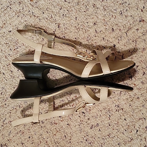 Easy Street Strappy Sandles Size 7.5 - Picture 2 of 3